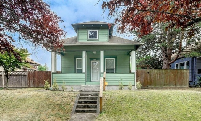Everett House | Updated Century old home welcomes you