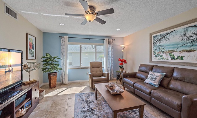 Siesta Key Condo | Updated Condo in Popular Sea Winds. Walk to Beach, Bars, Cafes