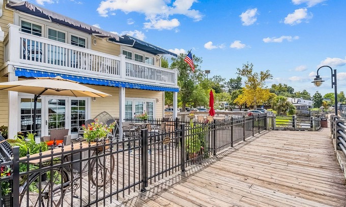 Riverwalk Condo | Updated condo with riverfront patio & central AC - walkable attractions