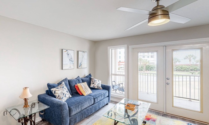 Ono Island Condo | Updated condo with balcony, central AC, pools, hot tub, grills, & beach access