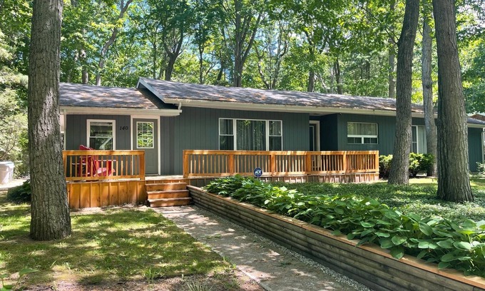 Grand Bend Cottage | Updated Cottage in Southcott Pines, Grand Bend. Steps to Sun Beach