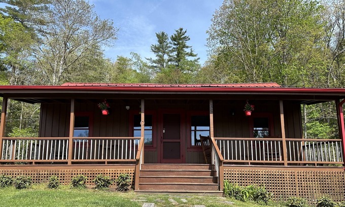 Cashiers Cabin | Updated Cozy Cabin easy access