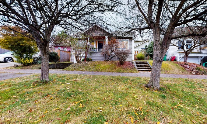 Wallingford House | Updated Crafstman with covered porch, grill, & W/D - walk to Woodland Park
