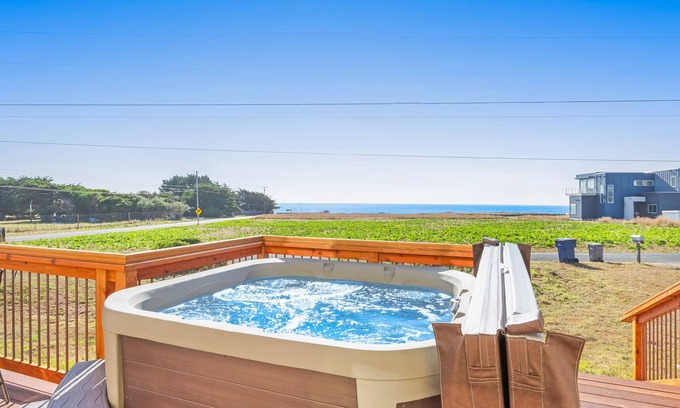 Fort Bragg House | Updated Dog-Friendly Home w/Expansive Deck, Views, Gas Grill, & Private Hot Tub
