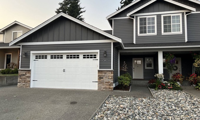Lynden House | Updated duplex on quiet street close to dining, shopping, hospitals & mountains,