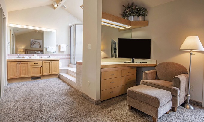 Redmond Condo | Updated Eagle Crest Resort Golf-Course Townhome has Resort Access, Views!