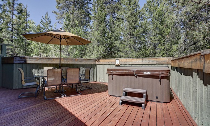 Sunriver House | Updated, Fun Family Adventure, Hot Tub, SHARC Passes, Wood Fireplace