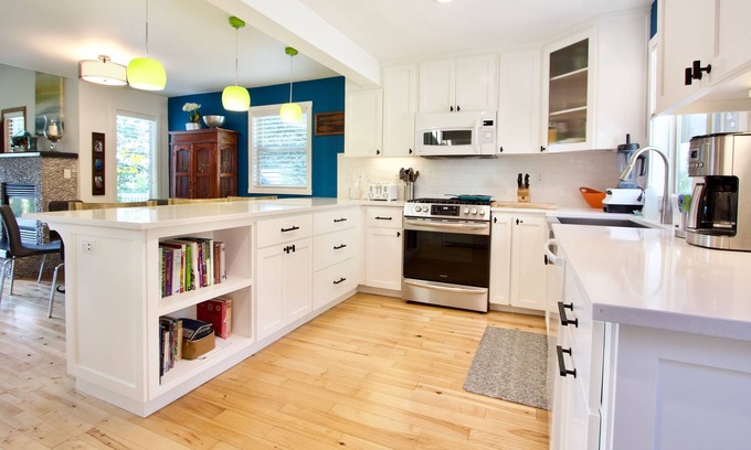 Gig Harbor House | Updated home that’s a quick walk to the Gig Harbor waterfront and fine dining.