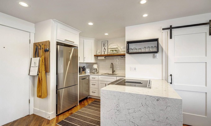 Moss Bay Condo | Updated Kirkland Condo near Marsh Park