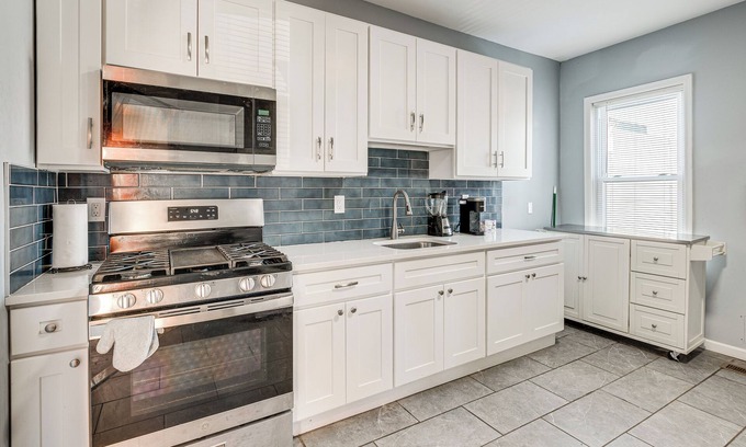Linden Cottage | Updated Linden Home: Visit NYC & Newark!