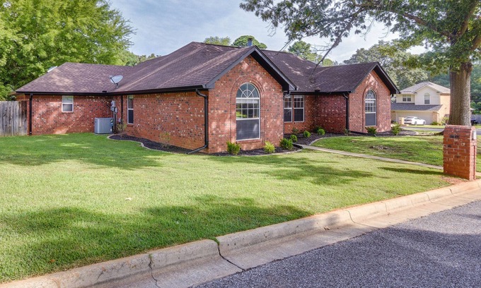 Longview House | Updated Longview Home ~ 6 Mi to Downtown!