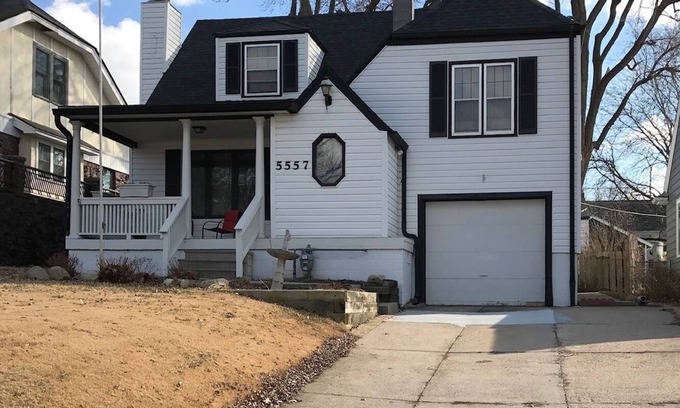 Aksarben - Elmwood Park House | Updated Midtown Gem (10 Minutes to most places)