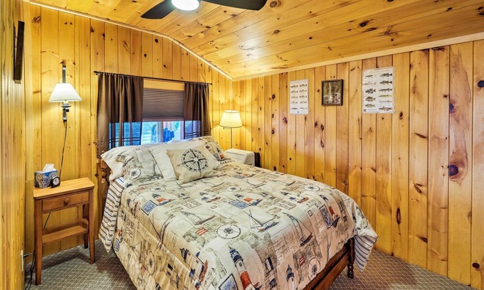Oakland Cottage | Updated Oakland Cottage w/Deck on McGrath Pond!