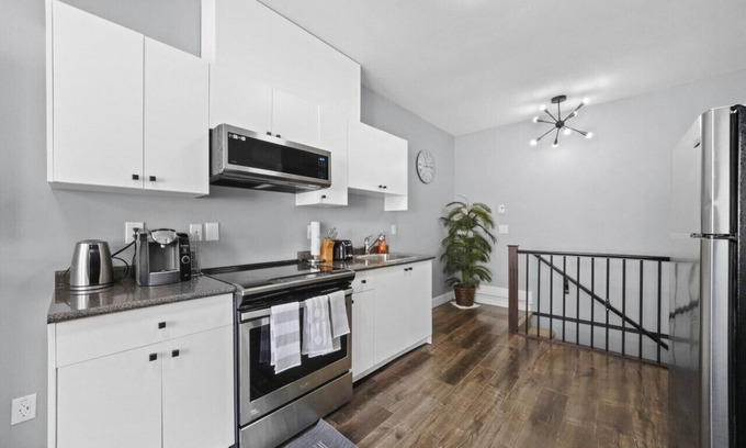 Willoughby Cabin | Updated One Bedroom Carriage Home in Langley