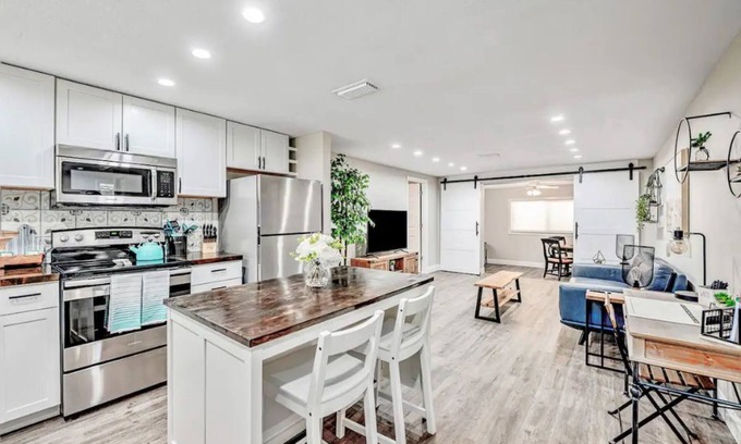 Tampa House | Updated Ranch near Airport & easy access to Beaches