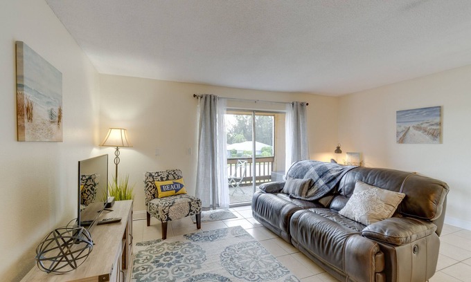 Gulf Gate Estates Condo | Updated Sienna Park Condo - 4 Miles to Siesta Key!