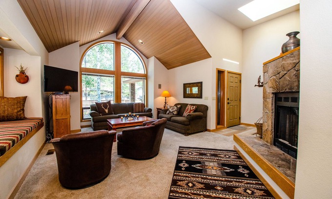 Sunriver House | Updated Single level home with A/C & private hot tub - Summit View 5