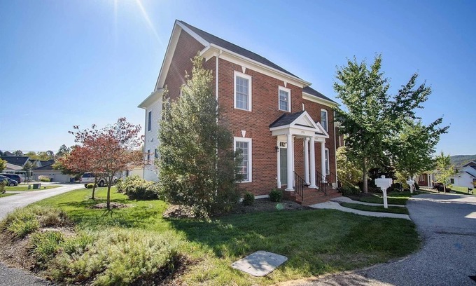 Blacksburg House | Updated townhouse, conveniently located 2 miles from VT campus, and downtown Blacksburg