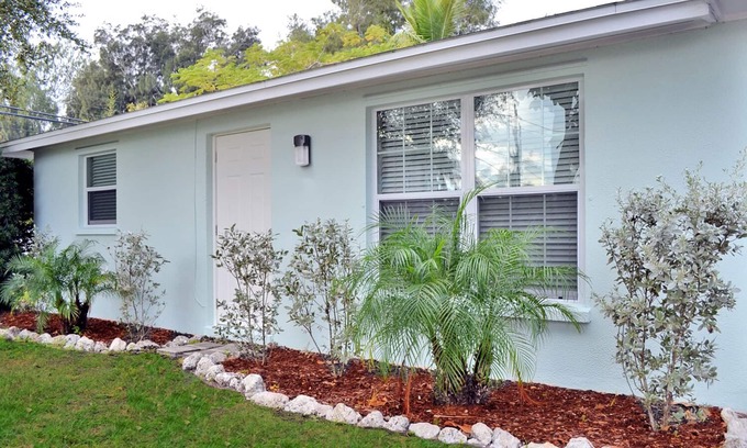 Siesta Key Condo | Updated unit with easy beach access on Siesta Key