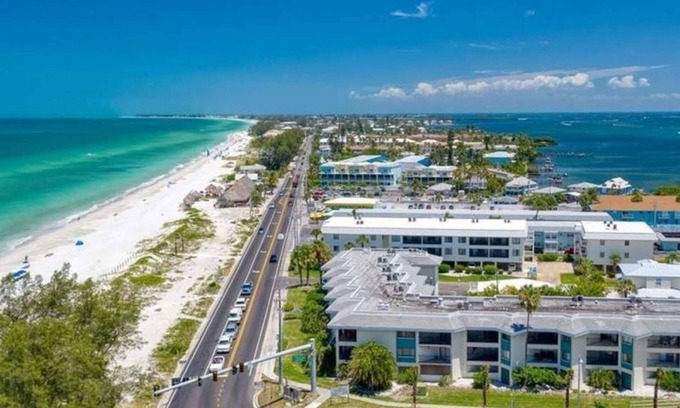 Bradenton Beach Condo | Updated w/bay view , across from the beach , pool, elevator , close restaurants, pure paradise !