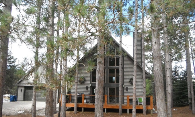 Thompsonville Cabin | Upgraded! Beautiful, Spacious Cabin at Crystal Mountain Resort.