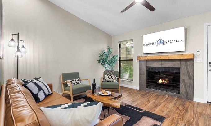 Kimberling City House | Upgraded Bungalow w Peaceful Views-Cmty Outdoor Pool, Mini Golf & More-Free Daily Tickets