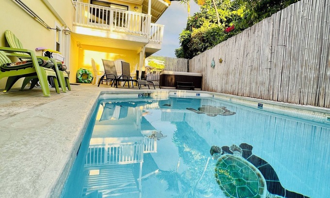Kahaluu Bay House | Upgraded Spacious 5-bedroom with AC, Private Pool/Spa next to Magic Sand beach