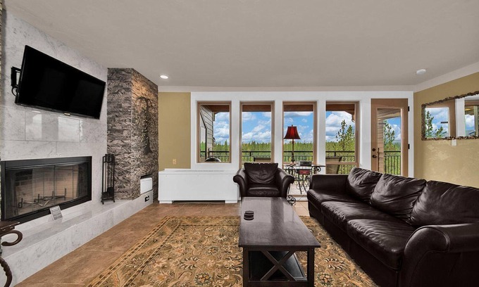 Bend Condo | Upgraded top floor condo with breathtaking views