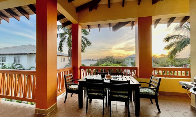 Cocoplum Condo | Uplifting 'Hummingbird' Penthouse Condo