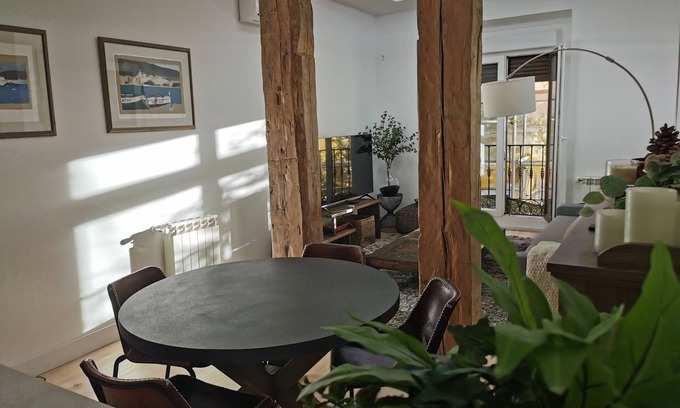 Centro Condo | Upmarket & Elegant 2 bed/2 bath in Central Madrid