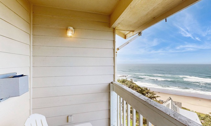 Lincoln City Apartment | Upper-Floor Oceanview Studio, Perfect for Couples - Free WiFi, Dogs Allowed