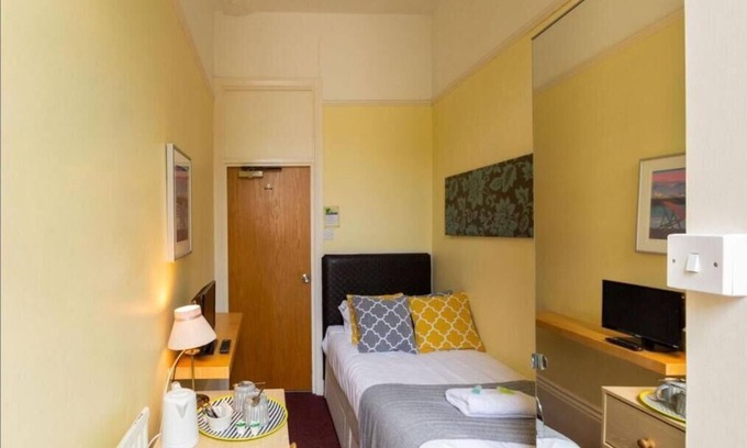 Kemptown Hotel | Upper Rock 5 - single room with shared bathroom