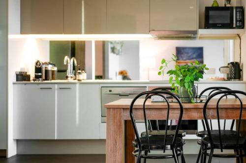 Melbourne Central Business District Apartment | Upper West Side Gem on 25th Floor with pool and gym