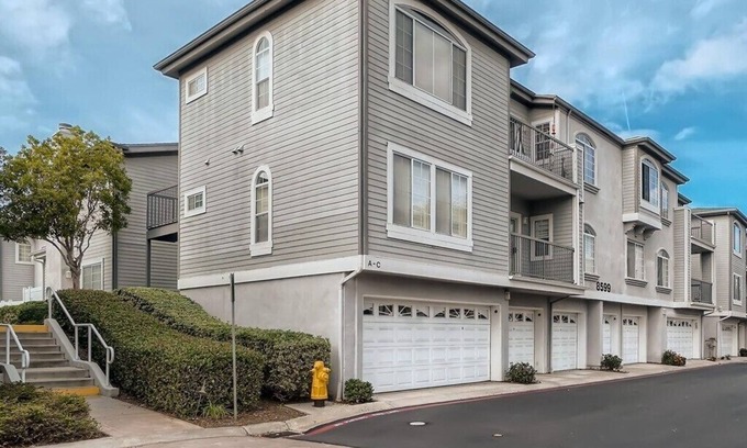 La Jolla Village Condo | Upscale 2BR La Jolla Condo w/Pool, Gym & Spa