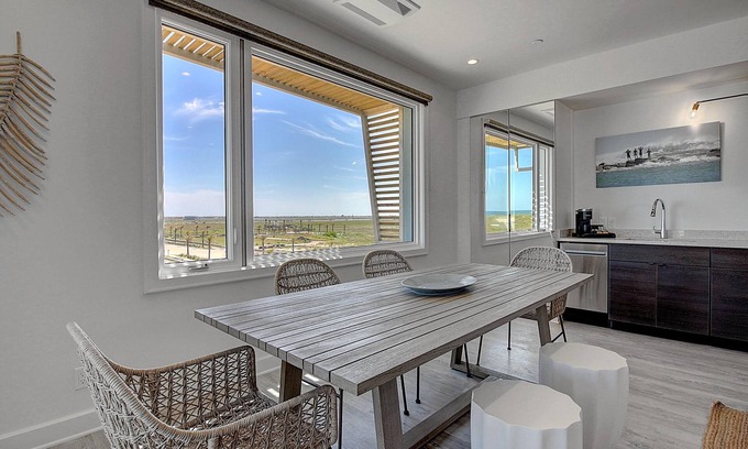 Corpus Christi Condo | Upscale Condo! Private Walkable Beach Access, On-site Pool