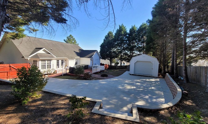 South View House | Upscale Home Quiet Area with Hot Tub Near Hope Mills Lake