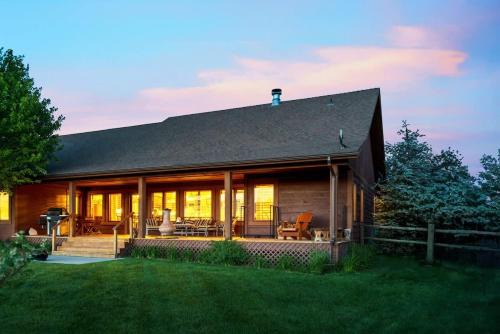 Victor House | Upscale Hot Tub Wildlife Views