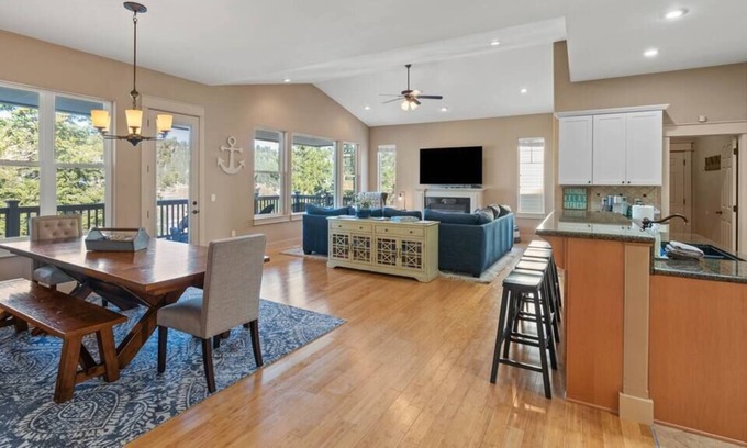 Latah Valley House | Upscale Huge Home/ 2 Decks w Views/ 2 Living Rooms