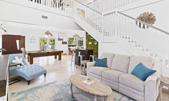 Miami Springs House | UPSCALE MANSION IN THE HEART OF MIAMI WITH POOL