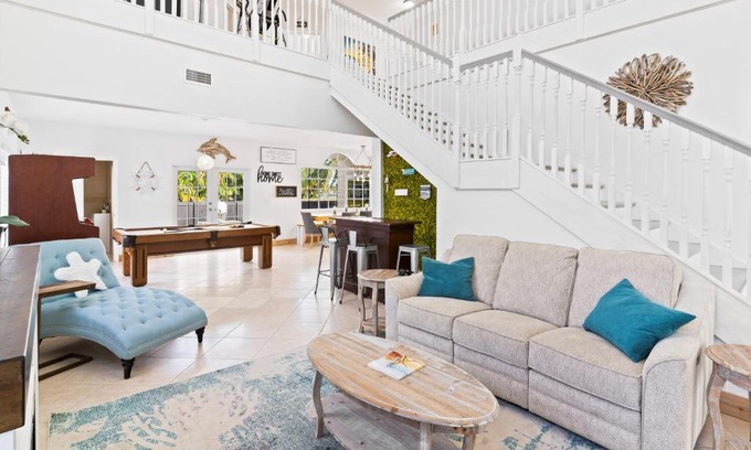 Miami Springs House | UPSCALE MANSION IN THE HEART OF MIAMI WITH POOL