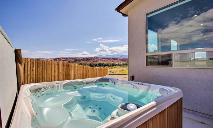 Moab South Valley Apartment | Upscale Moab Townhome w/Hot Tub: 20 Min to Arches