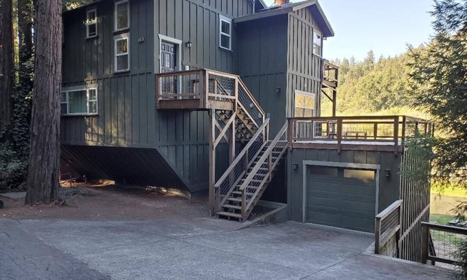 Guerneville House | Upscale Riverfront Magnificent Views & Hot Tub In Sonoma County Wine Country
