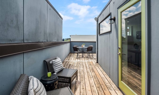 Atlantic House | Upscale Seattle Loft Townhome - Pack and go, no cleaning!