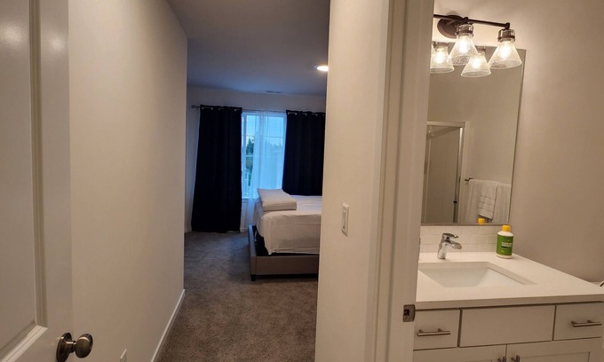 West Hills House | Upscale Silverdale Townhouse