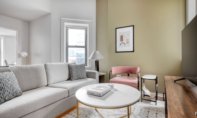 South Loop Apartment | Upscale South Loop 1BR nr L & Grant Park, by Blueground