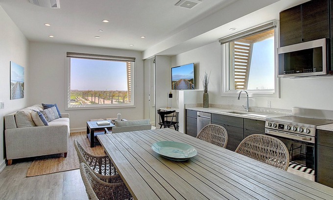 Corpus Christi Condo | Upscale & Spacious! Private Walkable Beach Access, Pool