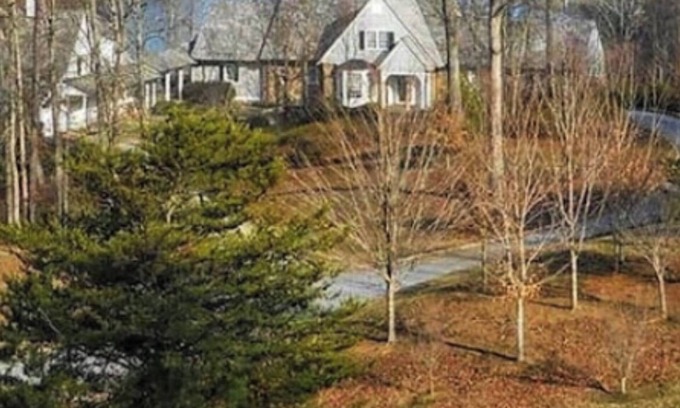 Gainesville House | Upscale with Lake Views, pool table and Private Boat Dock