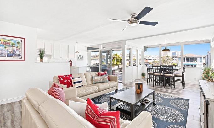 West Newport Condo | Upstairs Bayfront Vacation Home | Short Walk to Beach | Peaceful Neighbor & Close to all Hot Spots!