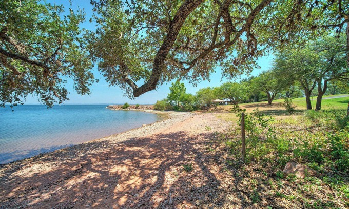 Buchanan Dam House | Upstay -10 Waterfront Mansion with Jetty