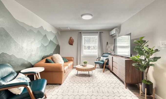 Depot Bench Apartment | Uptown 2 bedroom flat near Train Depot